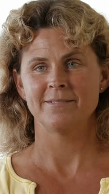 Ett liv ägnat åt surfing: kvinnor tacksamma för upplevelsen · The Women and the Waves