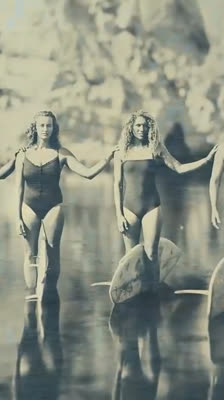 Kvinnliga surfare i deras naturliga miljö · The Women and the Waves 2