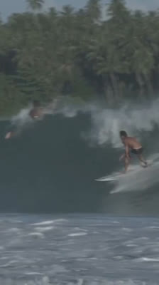 Surfaren Luke Dillon och hans skicklighet i aerial-reverses på Nias vågor · 3 Days