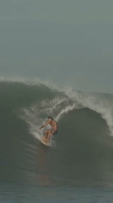 Surfaren Luke Dillon och hans skicklighet i aerial-reverses på Nias vågor · 3 Days