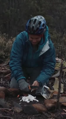 Dustin Hollick och Rhian Slapp kämpar för att tända en eld i kyla och fukt: The Lap of Tasmania