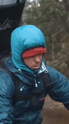 Dustin Hollick och Rhian Slapp möter snöbyar och motvind när de cyklar vidare · The Lap of Tasmania