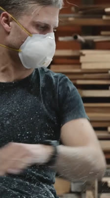 Sam Danniels förklarar utmaningarna med att bygga en wave ski från sittande position · Beyond the Break