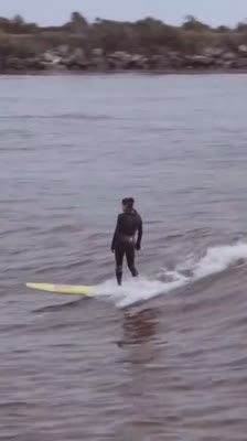 Apolla Echino känner sig lycklig och uppfylld efter en framgångsrik surfession: Surfing the South Island
