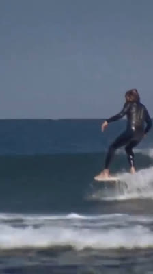 Surfing and Philosophical Discussion on Time and Distance · Onde Nostre