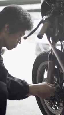 Att skapa en specialbyggd motorcykel med unik design · The Roost