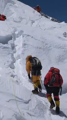 Facundo Arana and the Team Reach the Summit of Everest · Telenovela on Everest