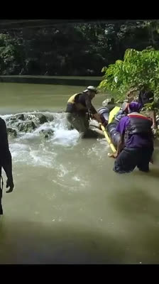 Igor D'India övervinner flodens hinder med uppfinningsrikedom och fysisk styrka · The Raftmakers: Avsnitt 1