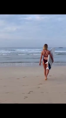 Freude am Schwimmen und Surfen im Ozean · Inspire