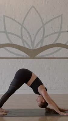 Audrey Geller lærer børn at strække hænderne op og puste ud mod hjertet: Yoga for Kids Level 4