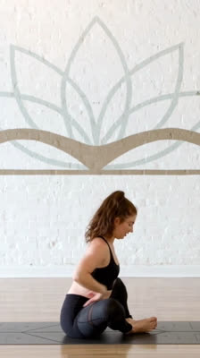 Audrey Geller lærer børn at samle fodsålerne i sommerfuglepositionen: Yoga for Kids Level 4