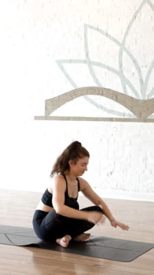 Audrey Geller guide les enfants à reculer en position de planche : Yoga for Kids Level 4