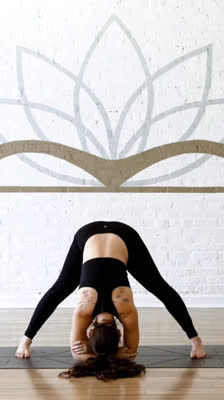 Piegamento in avanti con gambe divaricate nello yoga per bambini con Audrey Geller · Yoga for Kids Level 1