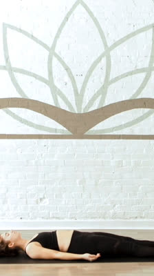 Audrey Geller inicia la clase de yoga para niños en la posición de Shavasana: Yoga for Kids Level 3