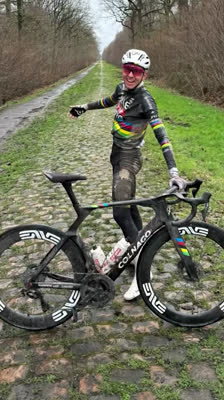 Tadej Pogacar presser sin aero-cykel til grænsen for Roubaix