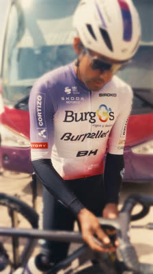 Sådan oplever man et professionelt cykelløb indefra