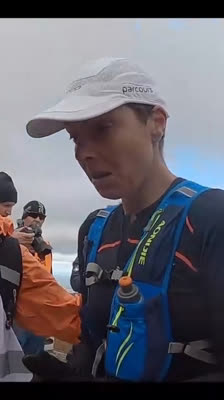 Carolina Laurentiu emotional und weinend beim Überqueren der Ziellinie des Norseman · Norseman