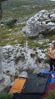 Búlder en un bloque de piedra complicado en Sudáfrica con Paul Robinson · Chasing Winter