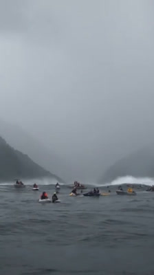 Code Red Tahiti: Desafiando el swell extremo de Teahupoo