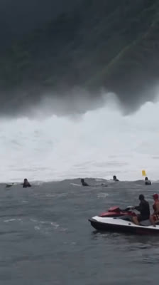 Code Red Tahiti: La espectacular caída contra el arrecife en el mayor swell de la historia de Teahupoo