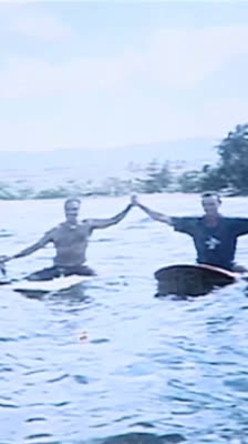 Schülern wird die Geschichte des Surfens und der Māori-Kultur in Neuseeland vermittelt: Sewn