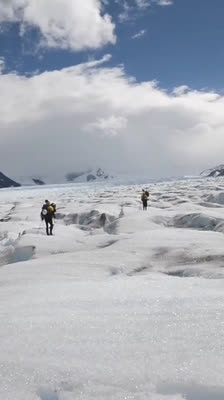 Momento de dificultad en el cruce de glaciar durante la Patagonian Expedition Race · The Last Wild Race