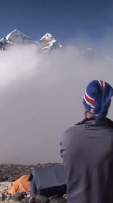 El ascenso al Campamento 1 y el encuentro con otros escaladores en el Ama Dablam: Ama Dablam – Beyond The Void