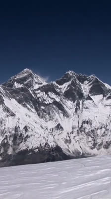 La cumbre y la vista de las montañas circundantes en el Ama Dablam: Ama Dablam – Beyond The Void