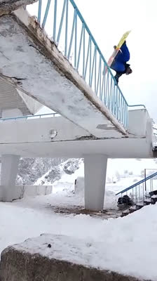 Sesión de snowboard en un puente durante la aventura de Sylvain Bourbousson y Fred Couderc en 1000 Miles: 1000 Miles