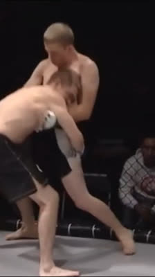 Scott Holbrey vs Nicky Owens en Ultimate Warrior Challenge: intercambio de golpes de pierna en combate MMA