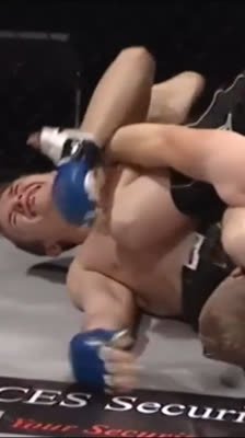 Final de combate entre Scott Holbrey y Nicky Owens en Ultimate Warrior Challenge: sumisión por llave de rodilla