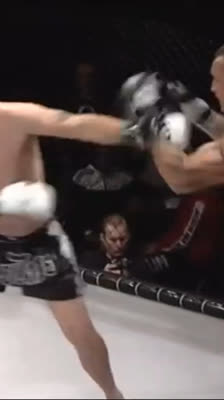 Chris Matthews tegen Scott Rogan in de Ultimate Warrior Challenge: aanvallen op het voorste been met low kicks in MMA