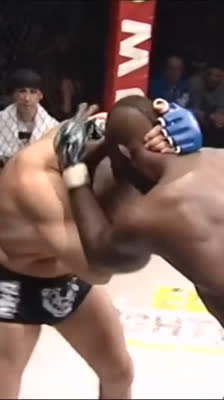 Walter Gajadza vs Manuel García en Ultimate Warrior Challenge: golpe que cambia el control del combate