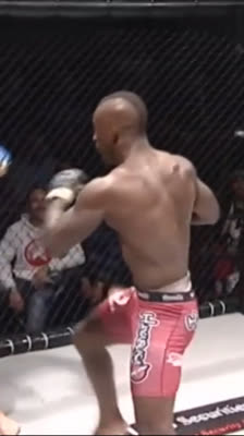 Walter Gajadza vs Manuel García en Ultimate Warrior Challenge: nocaut por rodillazo en el combate