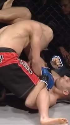 Thinghaugen intenta un estrangulamiento triangular sobre Arnold Allen: Ultimate Warrior Challenge UWC21