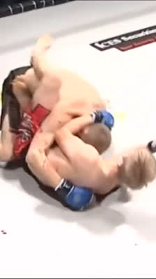 El codo de Arnold Allen abre un corte en la cabeza de Thinghaugen: Ultimate Warrior Challenge UWC21