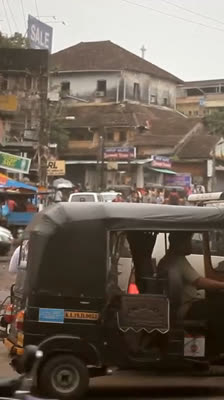 Advertencia antes de la etapa de Mangalore a Mysore con Ric Gazarian y Keith King: Hit The Road: India