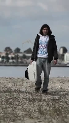 Grupo de amigos comparten pasión por el surf en el río Tajo en Portugal · Gasoline