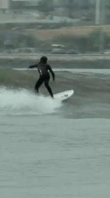 Surf sulle onde del fiume Tago in Portogallo e l’onda Gasoline · Gasoline