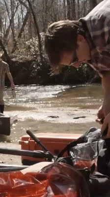 Bajo la Superficie: Michael Hanson y David Hanson y la Ley del Río : Who Owns Water