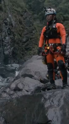 El equipo de barranquismo utiliza la técnica del doble anclaje flotante en el Cañón Malishan en Taiwán · Malishan