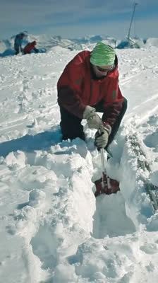A researcher from the L’Atelier A team explains his thesis on predicting rockfalls in Chamousset