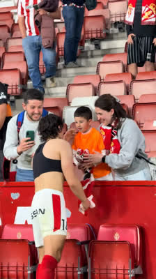 Álex Corredera hace feliz a un fan regalándole su camiseta
