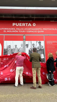 Inauguración de la puerta 0 de El Molinón Enrique Castro Quini