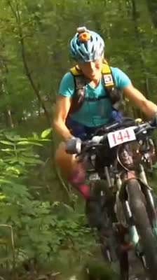 Julia Pollock vysvětluje pravidla, bezpečnost a logistiku v Mayských horách · Maya Mountain Adventure Challenge