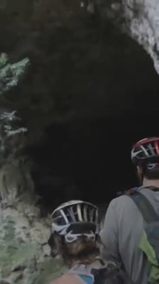Zawodnicy Maya Mountain Adventure Challenge odkrywają jaskinię Rio Frio Cave podczas wyścigu przygodowego w Belize · Maya Mountain Adventure Challenge
