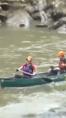 Zawodnicy Maya Mountain Adventure Challenge rozpoczynają ostatni etap na kanu podczas wyścigu przygodowego w Belize · Maya Mountain Adventure Challenge