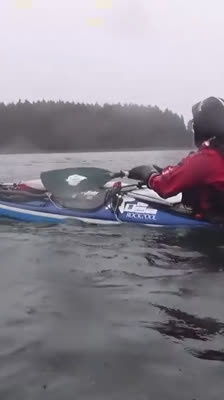 Justine Curgenven y Sarah Outen desafían las fuertes corrientes del Skiff Passage en kayak por las Islas Aleutianas (Alaska) · Kayaking the Aleutians
