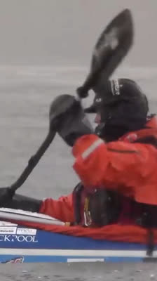 Justine Curgenven y Sarah Outen completan en kayak la travesía extrema de las Islas Aleutianas al llegar a Homer Spit (Alaska) · Kayaking the Aleutians