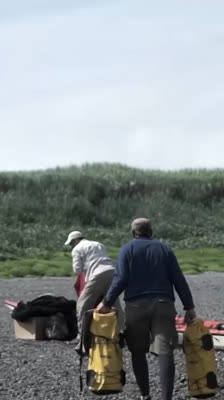 El equipo llega en solitario a la isla Augustine en Alaska en una expedición extrema en kayak: The Ikkatsu Project